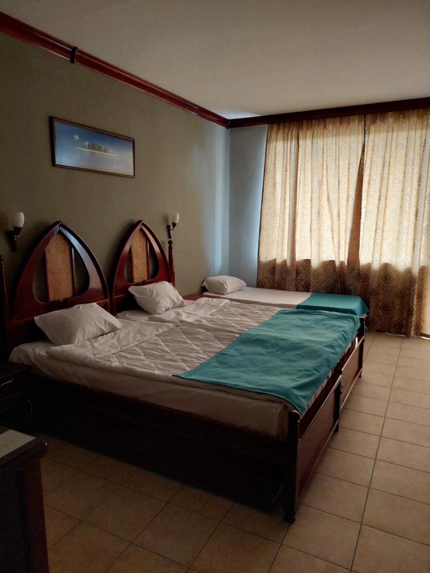 Hotel Manz 2 Pomorie Bagian luar foto