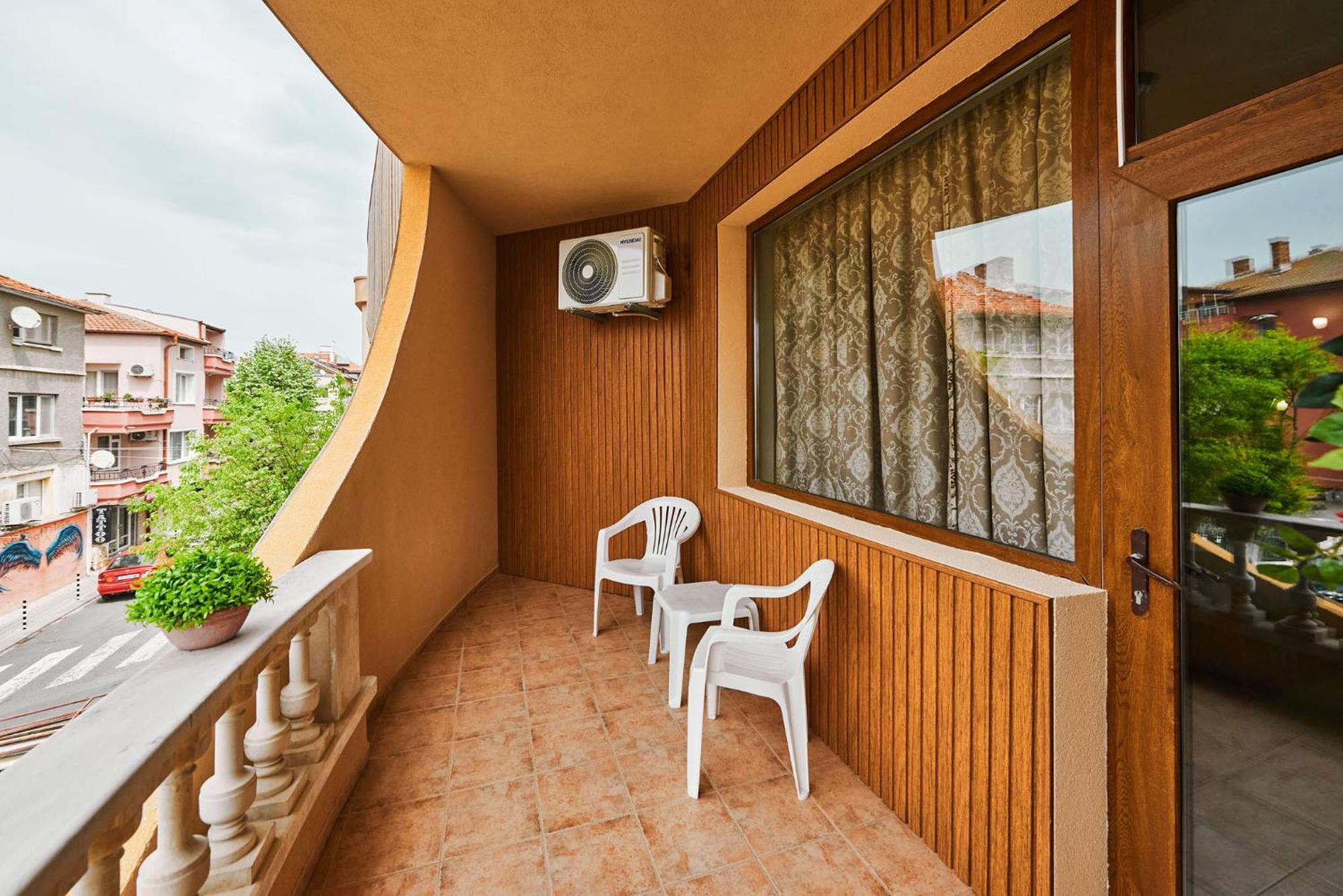 Hotel Manz 2 Pomorie Bagian luar foto
