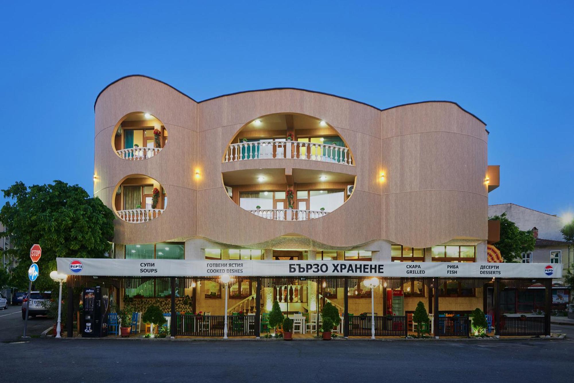 Hotel Manz 2 Pomorie Bagian luar foto